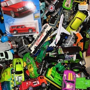 Hotwheels & Matchbox 25-30 Piece Mystery Bundle